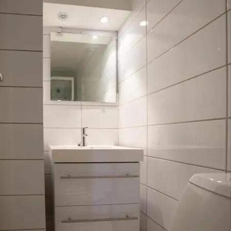 Spacious, Bright With Free Parking Near Centre & *