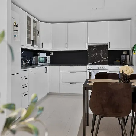 Spacious, Bright With Free Parking Near Centre & Appartement *