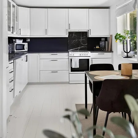Spacious, Bright With Free Parking Near Centre &