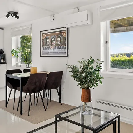 Spacious, Bright With Free Parking Near Centre & Kristiansand