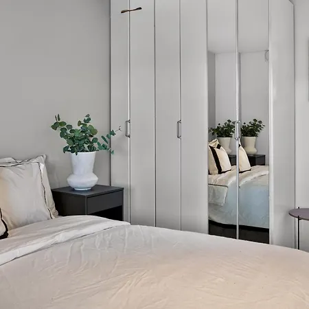 Spacious, Bright With Free Parking Near Centre & *