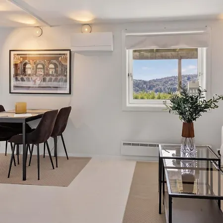 Spacious, Bright With Free Parking Near Centre & *
